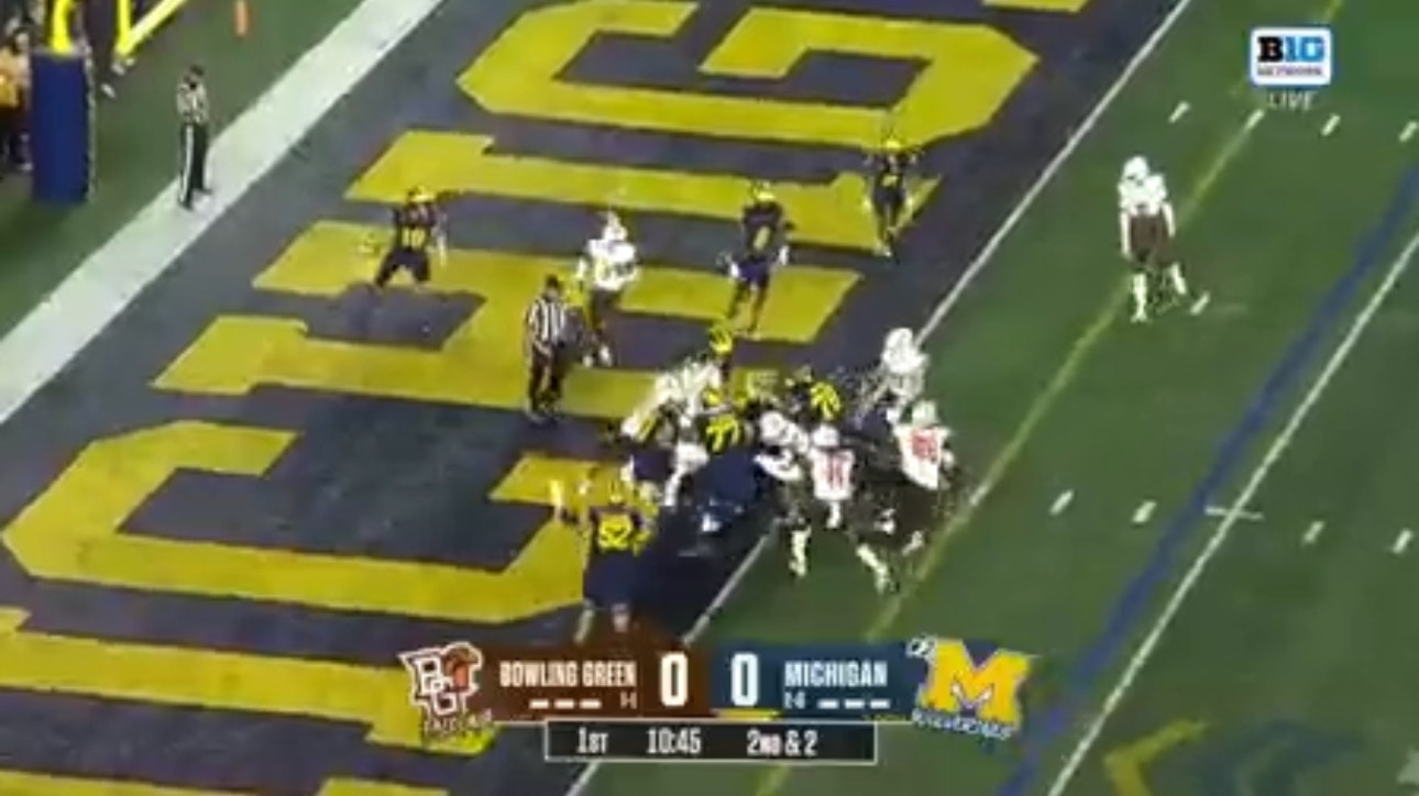 Blake Corum rushes for a four-yard touchdown to give Michigan an early lead against Bowling Green