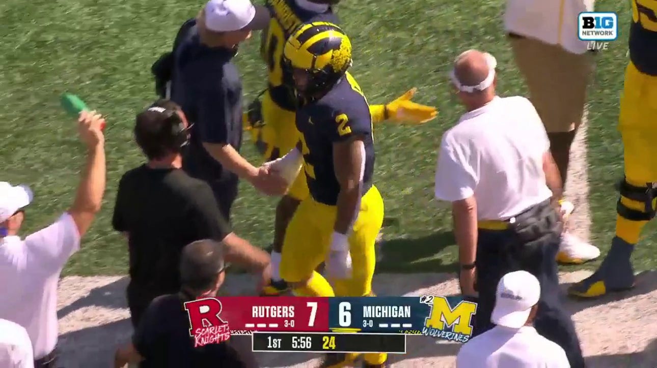 Blake Corum punches in a two-yard rushing TD, bringing Michigan to a tie with Rutgers