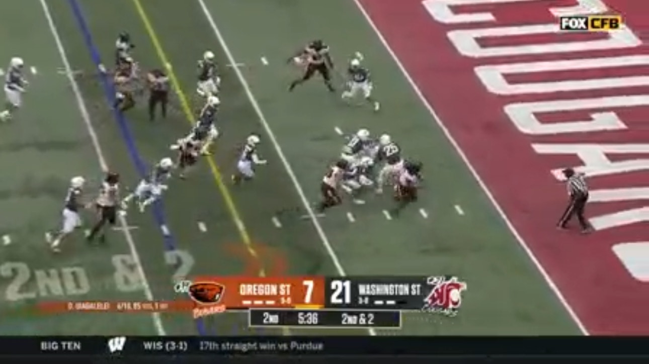 Oregon State's Deshaun Fenwick rushes for a 13-yard touchdown to trim Washington State's lead