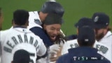 Mariners' J.P. Crawford hits a walk-off single to defeat Rangers and keep their season alive