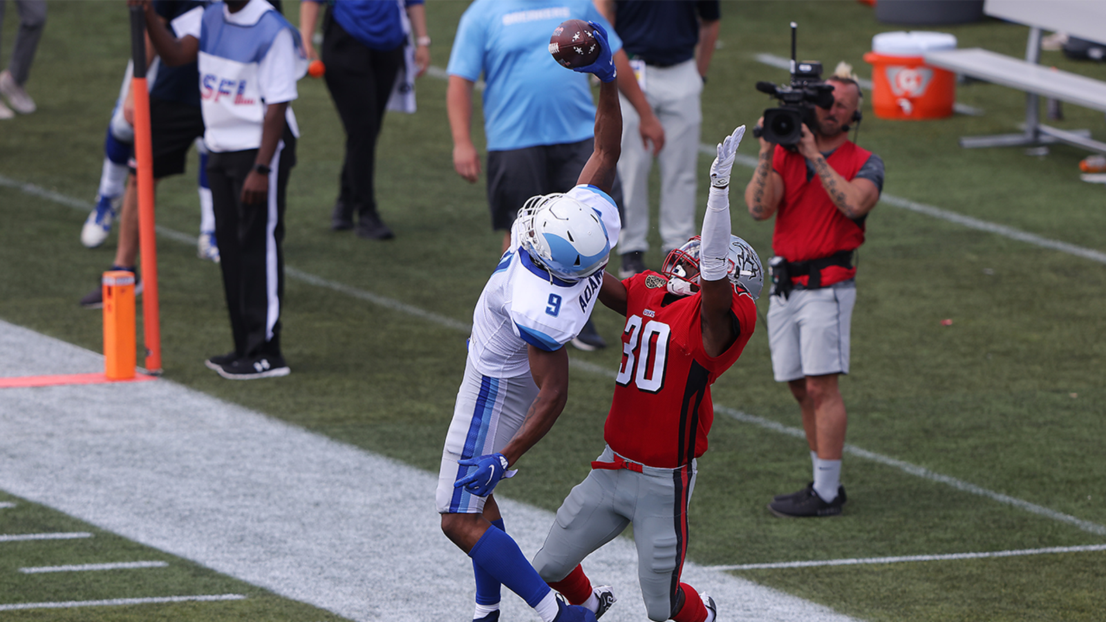 New Orleans Breakers wide receiver Jonathan Adams makes an unbelievable one-handed catch