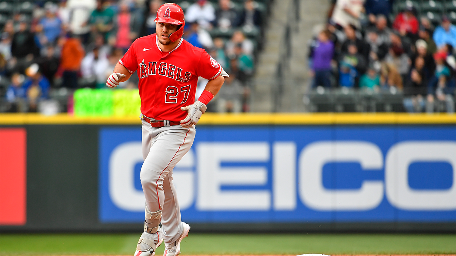 Mike Trout hits go-ahead home run in extra innings