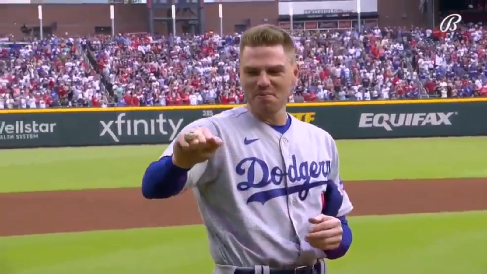 Freddie Freeman receives World Series ring in first game back to Atlanta