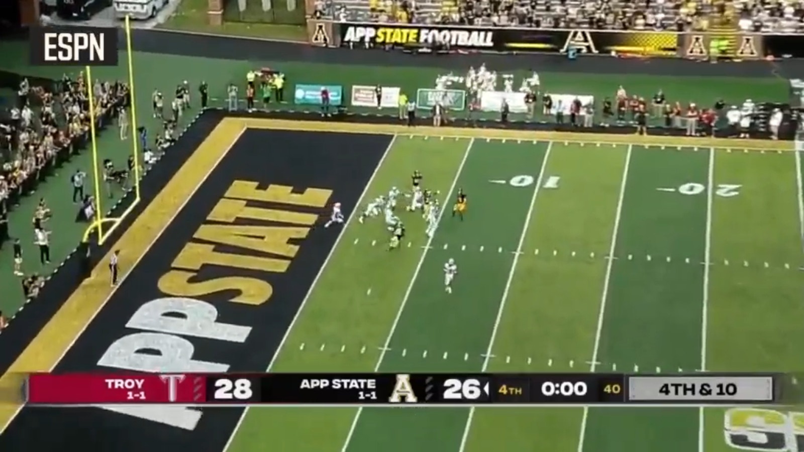 Chase Brice, Christian Horn se sont connectés pour une passe gagnante Hail Mary.