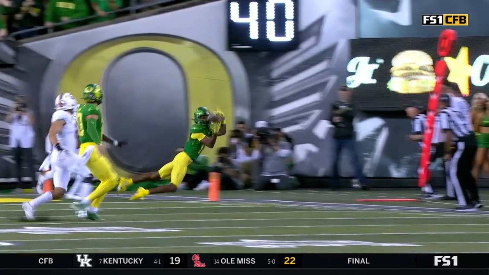 Oregon's Bo Nix threads the needle