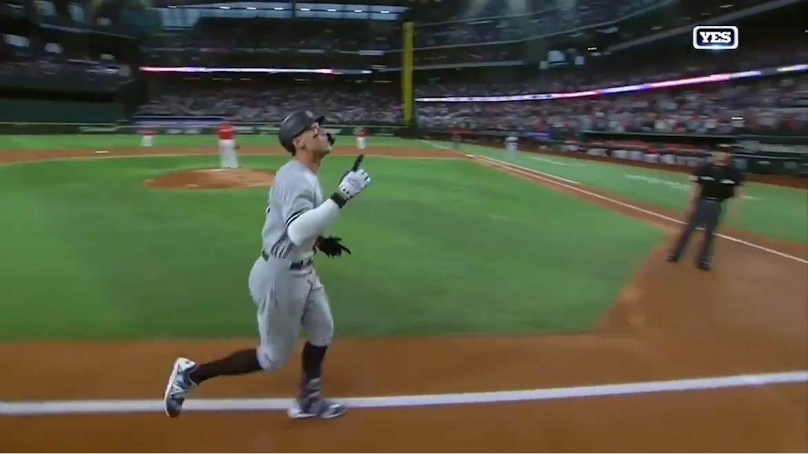 Yankees' Aaron Judge hits record-breaking 62nd home run of season