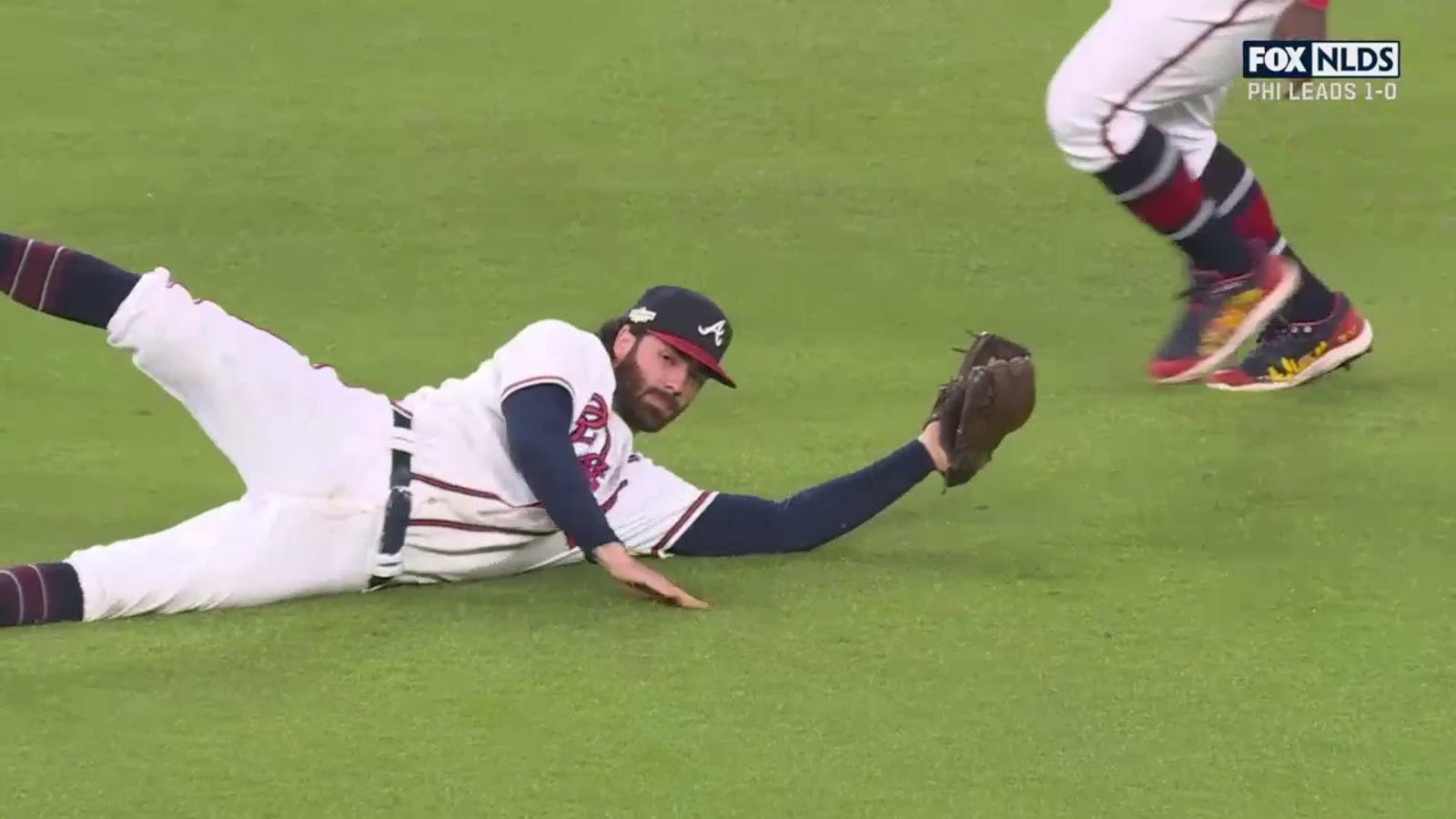 Dansby Swanson makes a diving catch against the Phillies