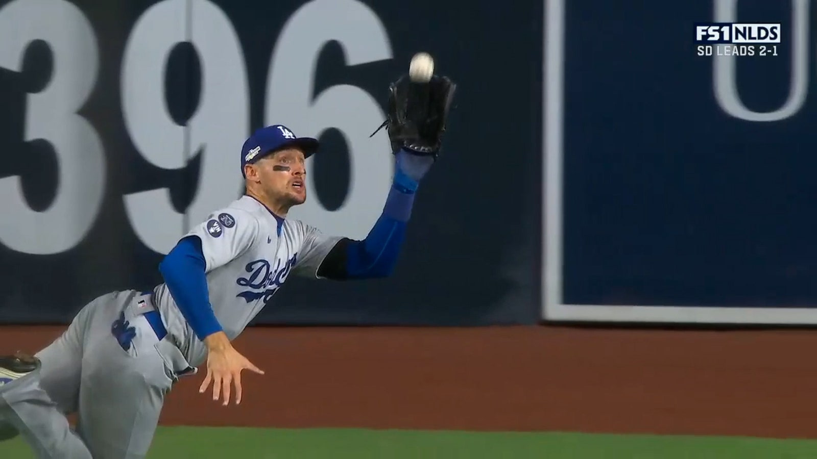 Dodgers' Trayce Thompson makes diving catch