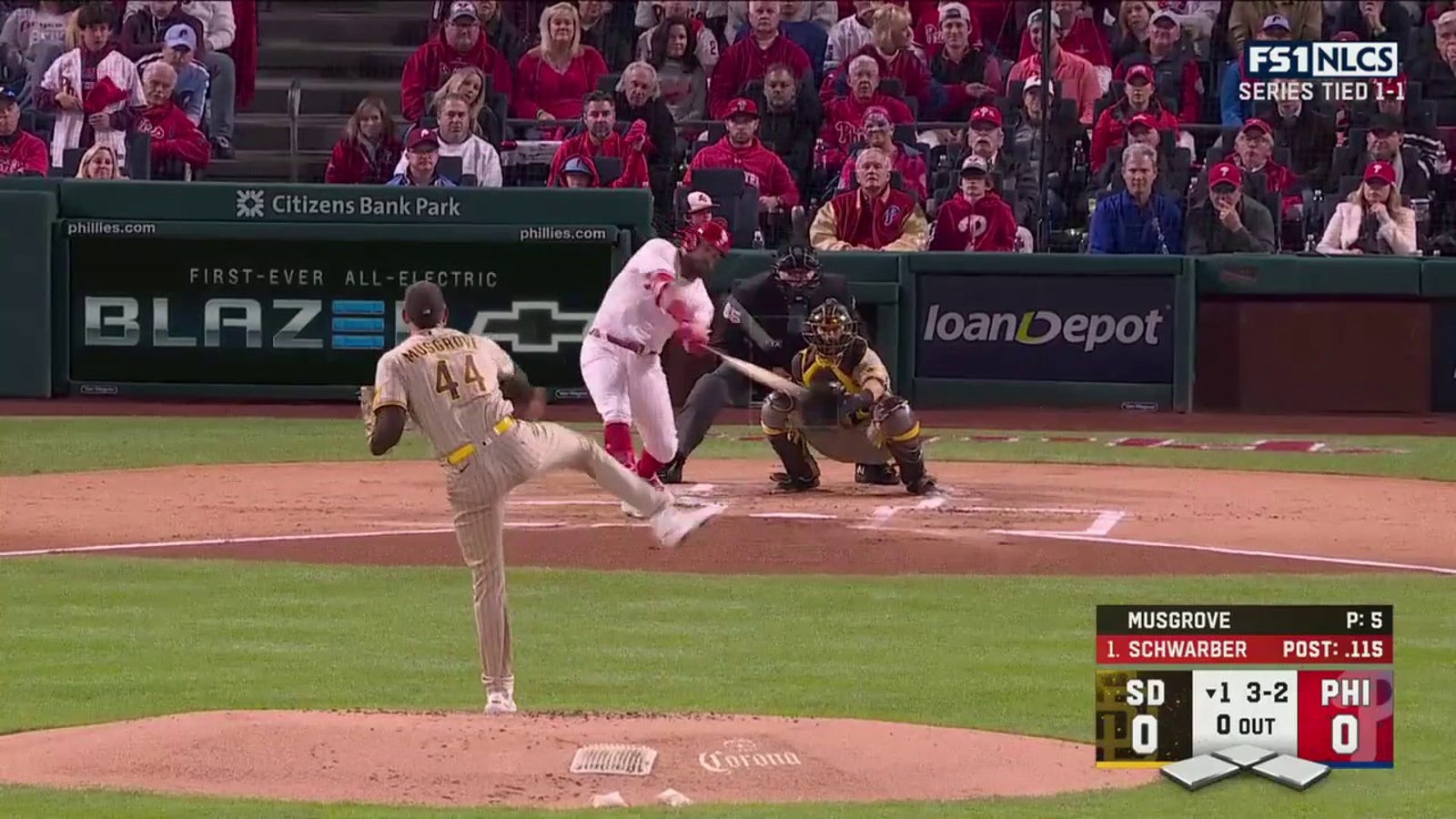 Kyle Schwarber's launches a leadoff home run in Game 3