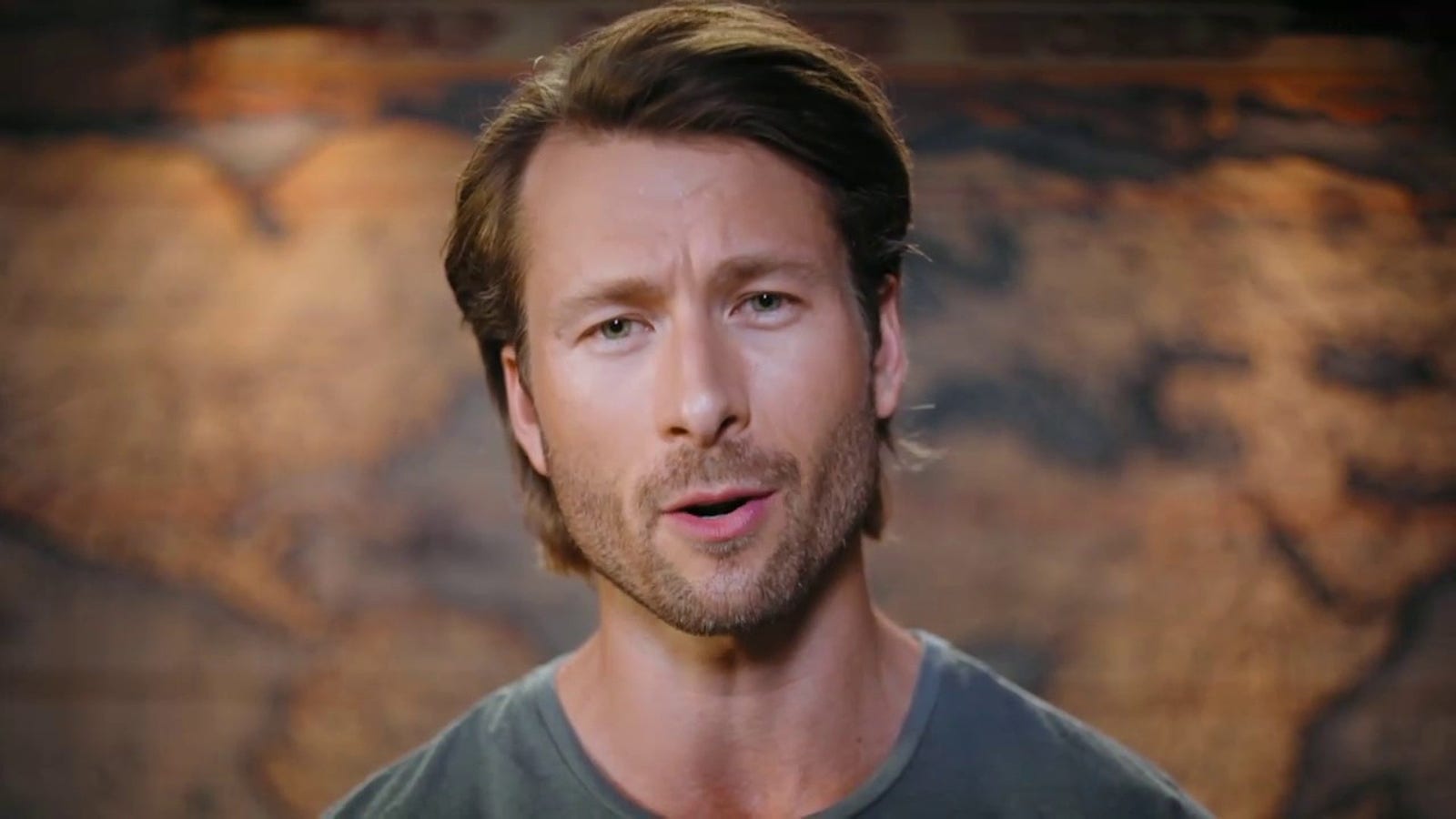 Glen Powell คารวะสมาชิกบริการของอเมริกา