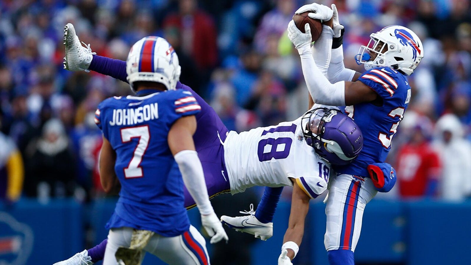 Minnesota's Justin Jefferson makes a one-handed grab vs. the Bills
