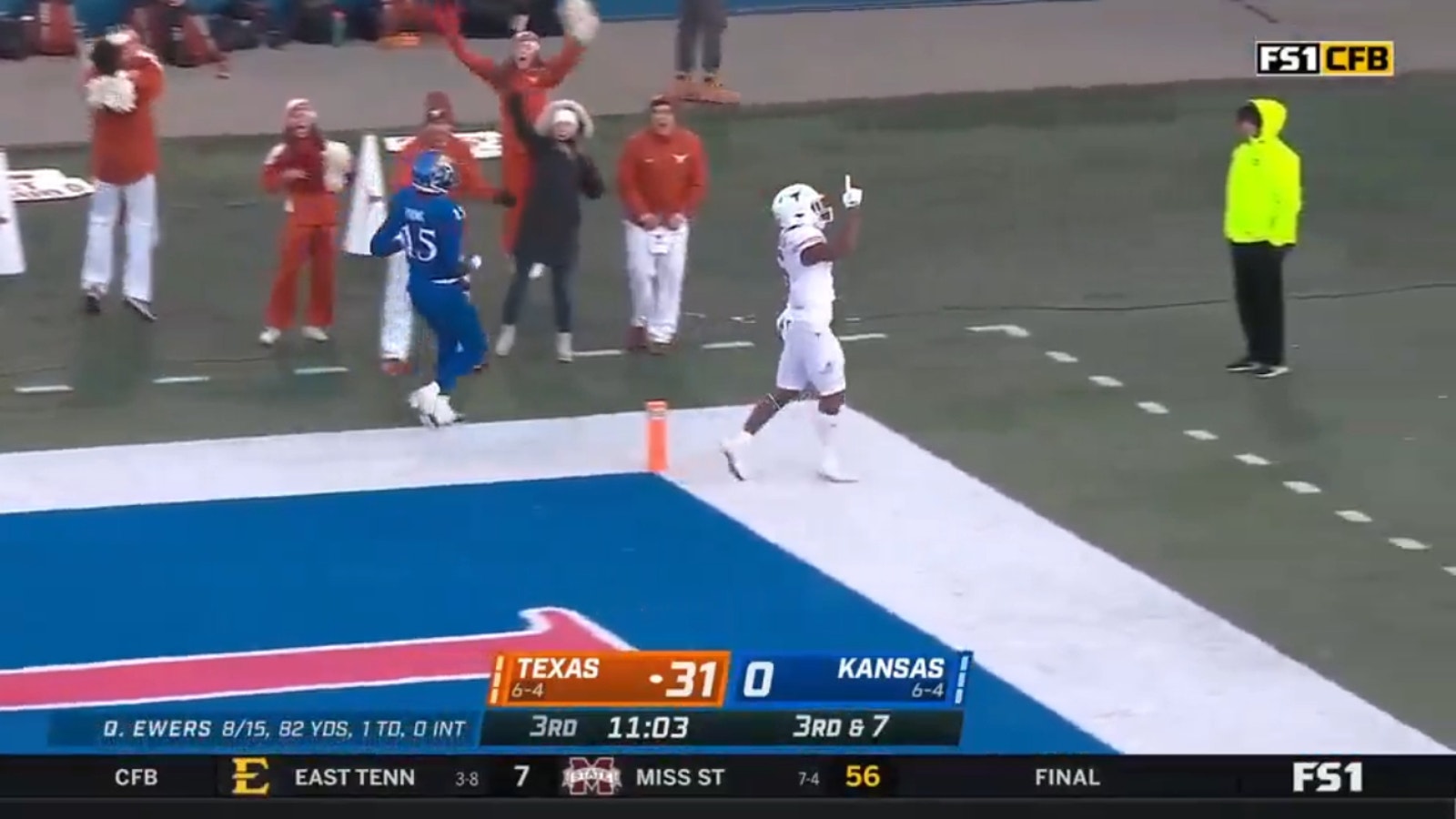 Texas RB Bijan Robinson lanza libre para 32 yardas
