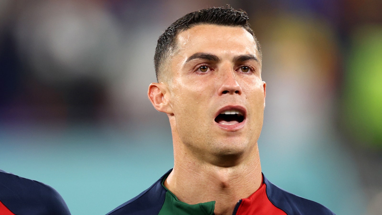 Cristiano Ronaldo chorando durante o hino nacional de Portugal