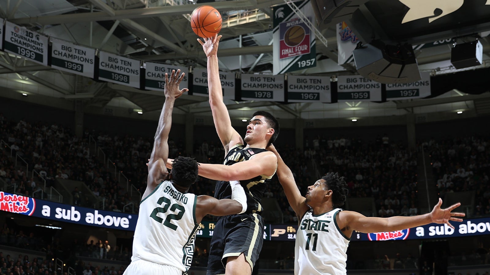 Purdue's Zach Edey steals the show with a career-high 32 points, 17 rebounds in a nail-biting win over Michigan State