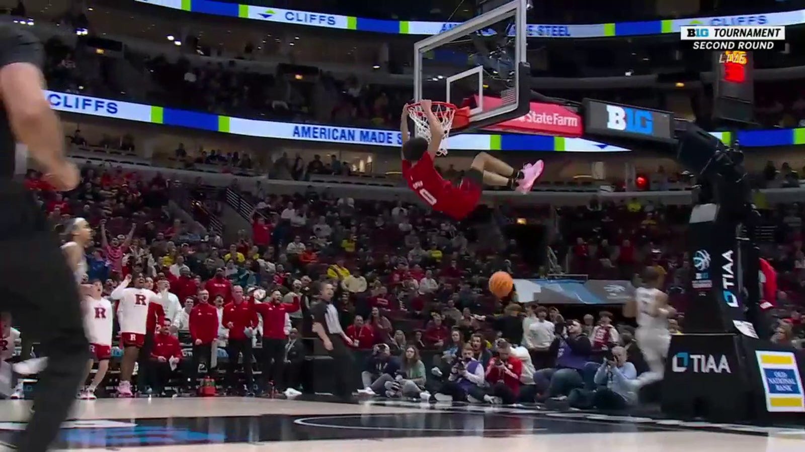 Rutgers' Derek Simpson goes SKY HIGH and delivers a beautiful two-handed dunk against Michigan