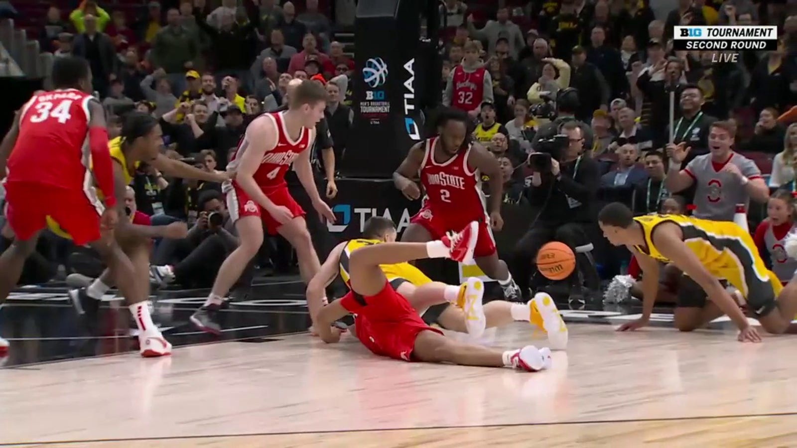 Ohio State, Iowa feature in WILD full-court SCRAMBLE in the Buckeyes' 73-65 victory over the Hawkeyes