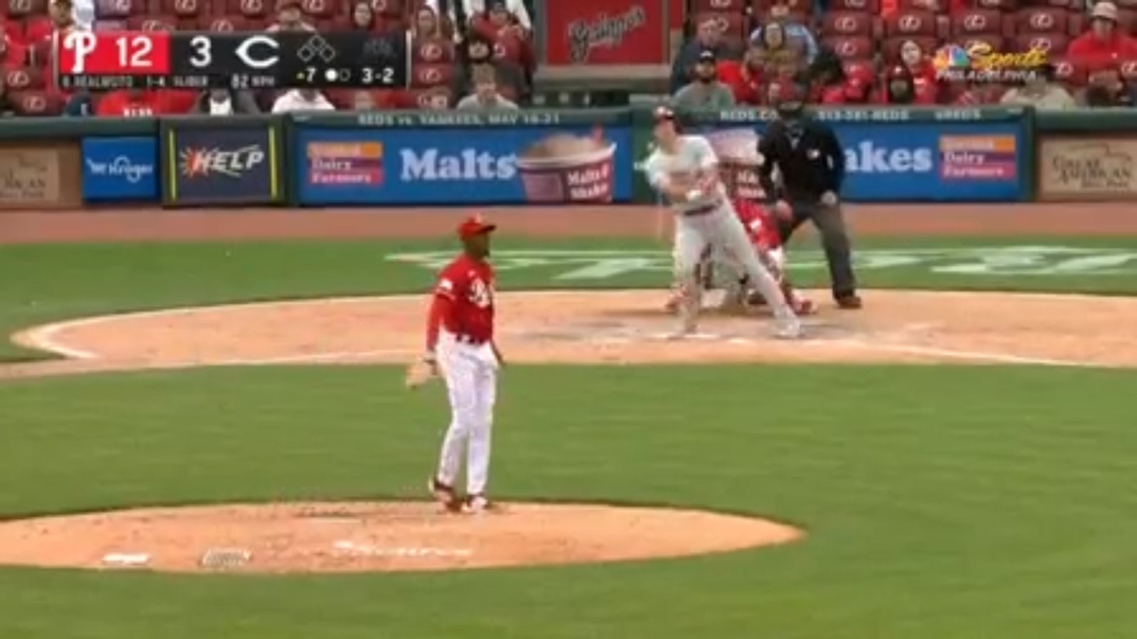 J.T. Realmuto golfs a home run as the Phillies extend their lead over the Reds