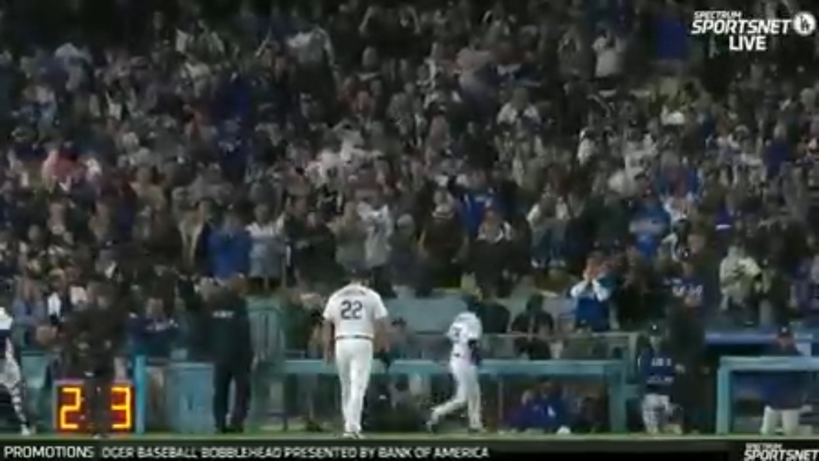 Clayton Kershaw pitches seven brilliant innings for his 200th career win