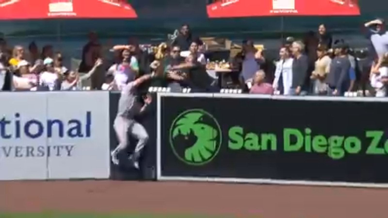 Sam Hilliard of the Braves makes an incredible catch to rob Manny Machado of HR