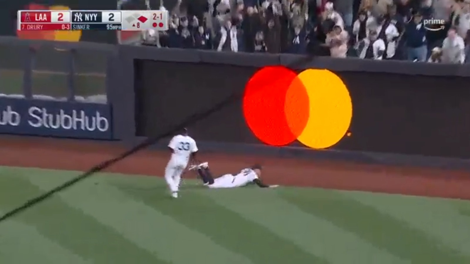 Yankees' Aaron Judge makes a diving catch against the Angels