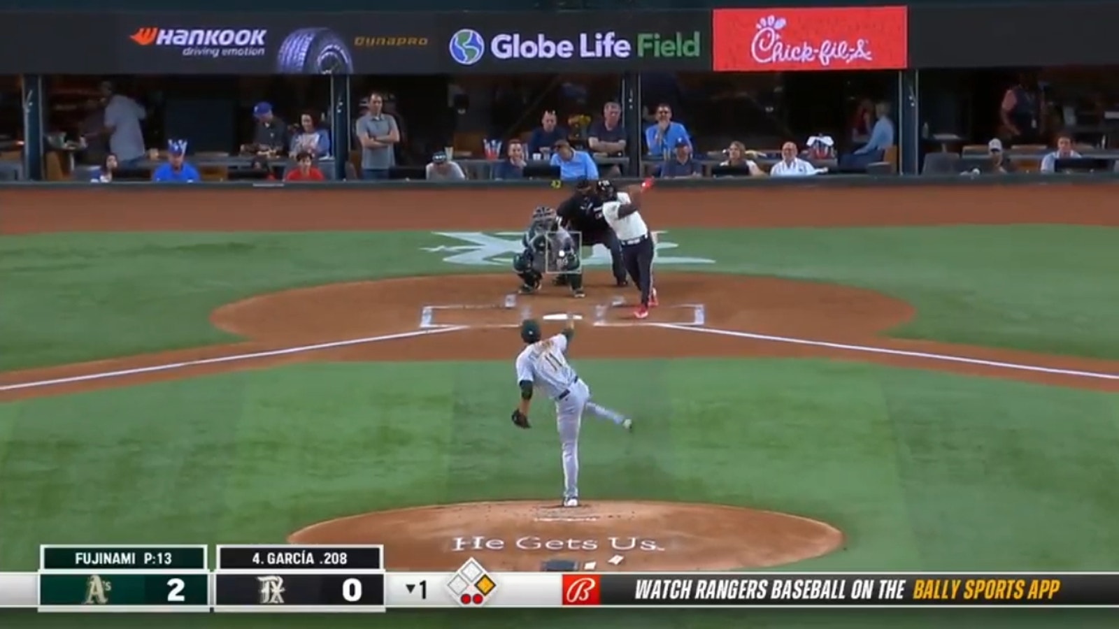 Adolis García de los Rangers conecta tres jonrones en la victoria 18-3 sobre los Atléticos