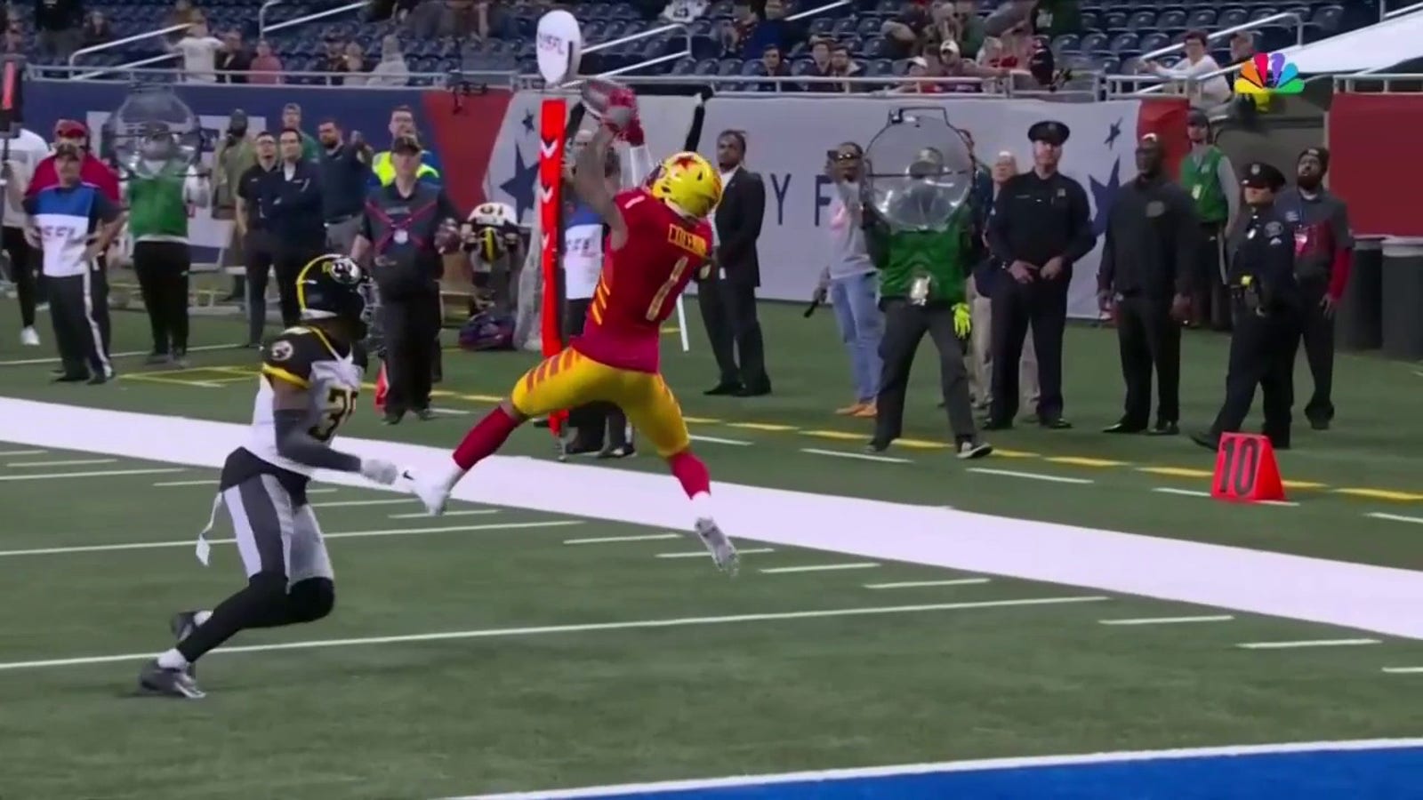 Case Cookus conectó con Corey Coleman para 24 yardas