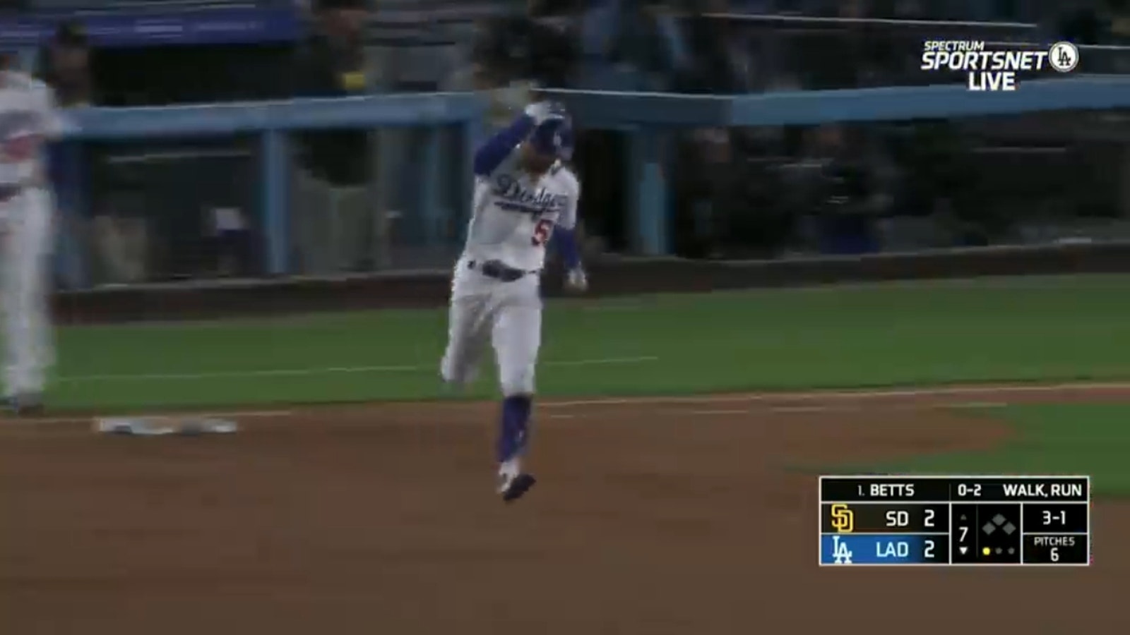 Mookie Betts and Freddie Freeman square off as the Dodgers take a 4-2 lead over the Padres.