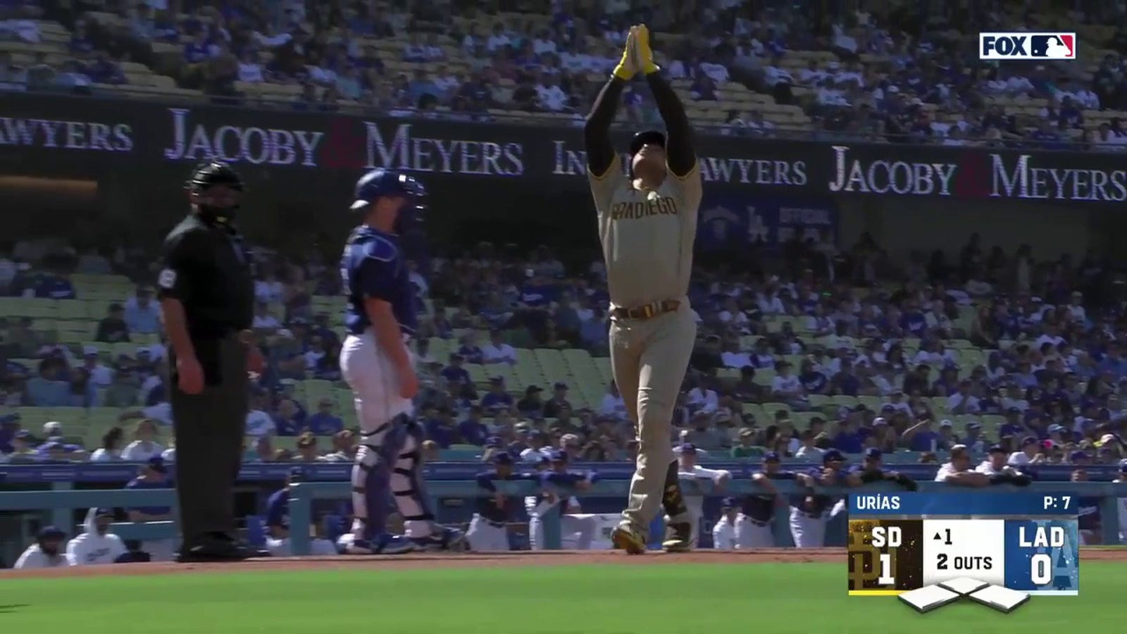 Juan Soto smashes a solo home run to give the Padres a 1-0 lead over the Dodgers