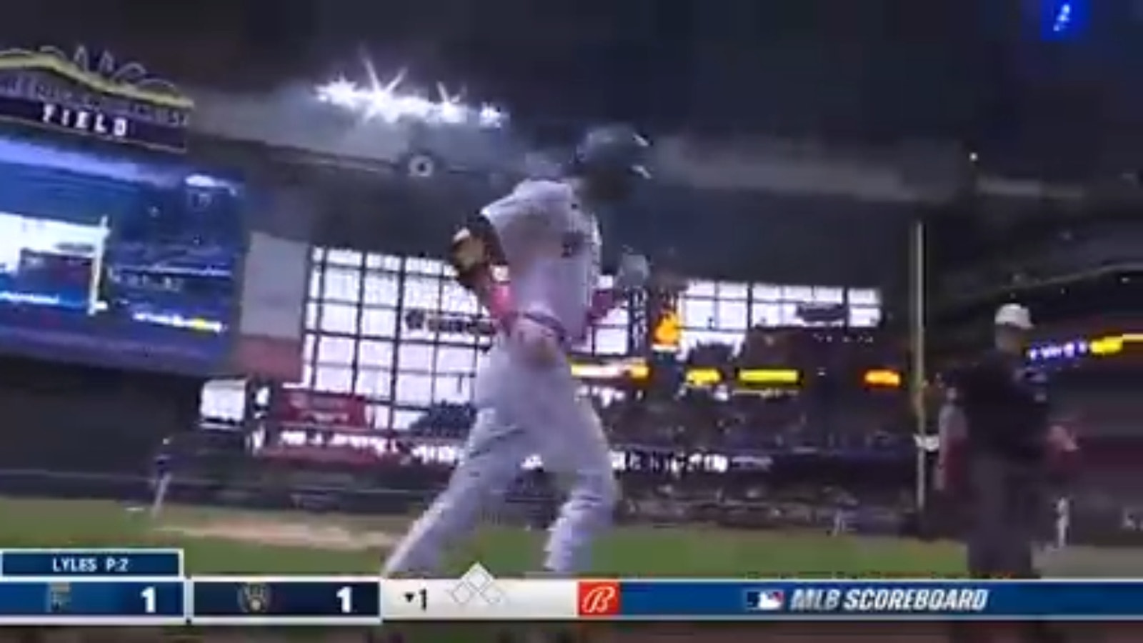 Christian Yelich hits a home run to lead Brewers to a 1-1 tie with Royals