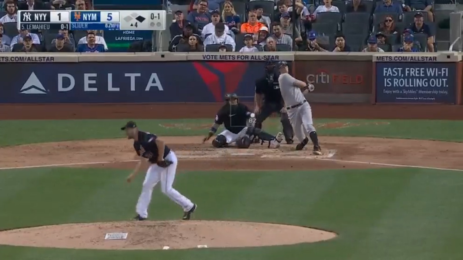 Yankees' DJ LeMahieu belts a two-run homer against the Mets
