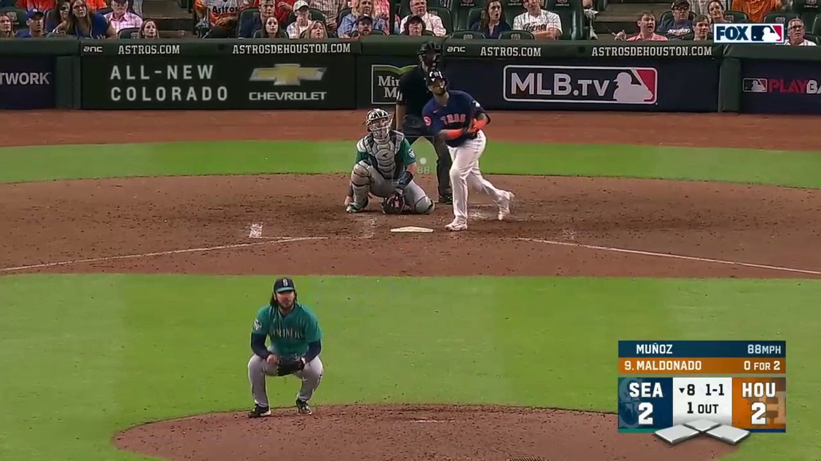 Martín Maldonado CLOBBERS a GO-AHEAD solo home run to put the Astros ahead of the Mariners