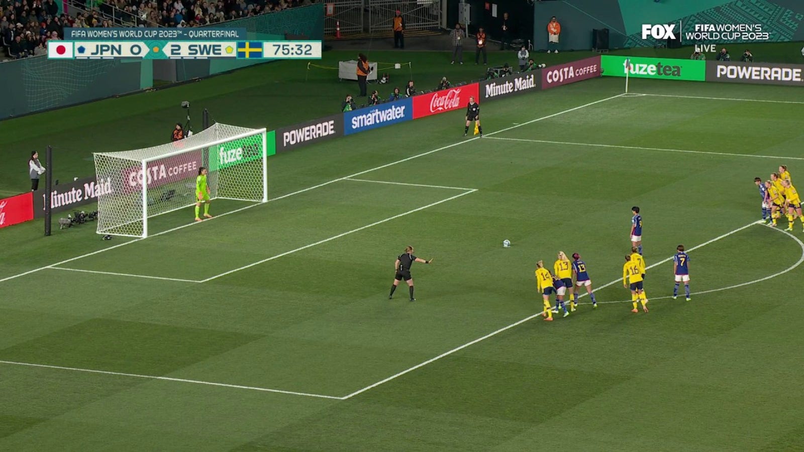 Японка Рэйко Юэки не забивает пенальти в ворота сборной Швеции на 76-й минуте.