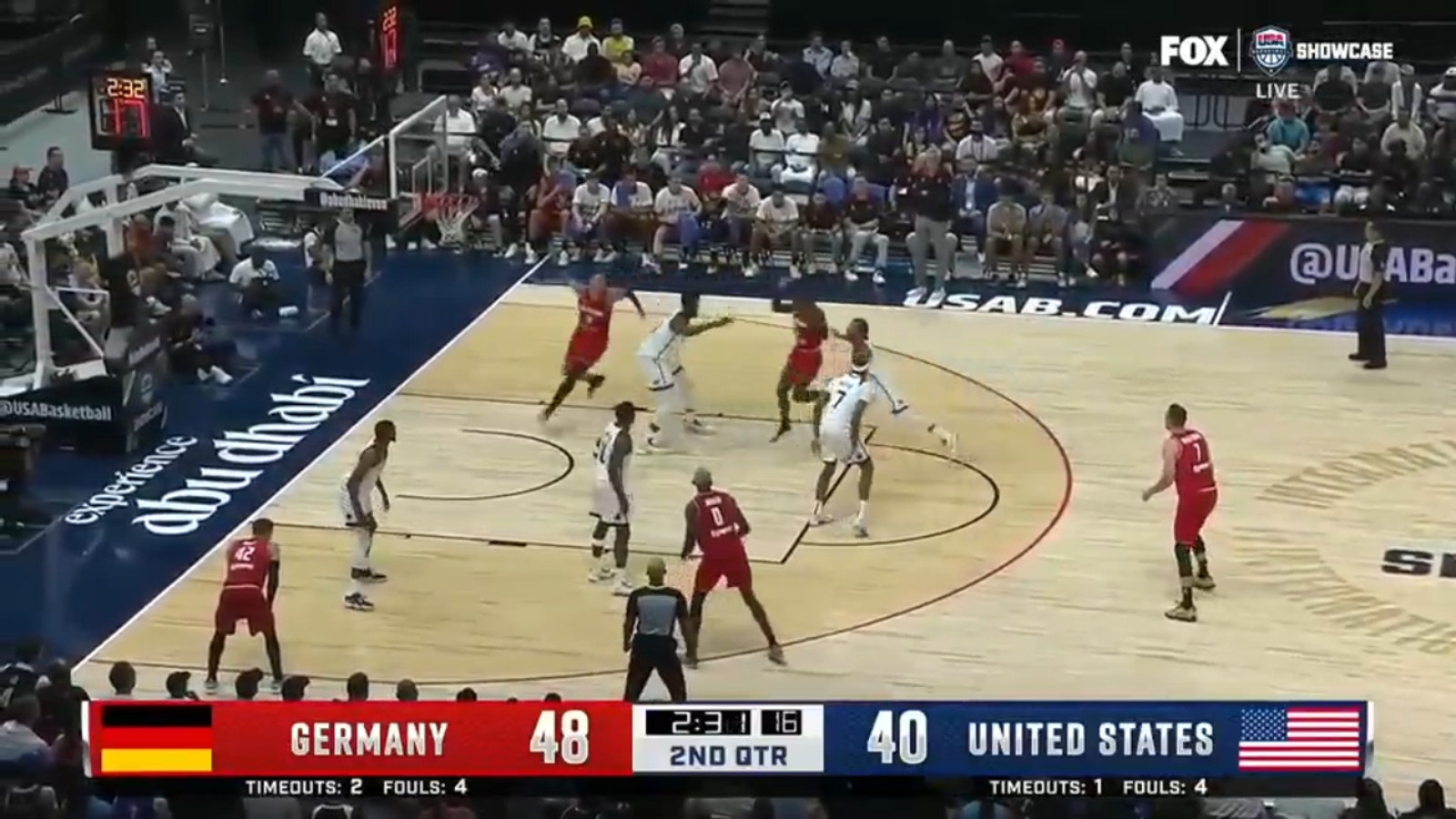 Dennis Schröder lobs it up to Daniel Theis for an alley-oop, extending Germany's lead vs. Team USA