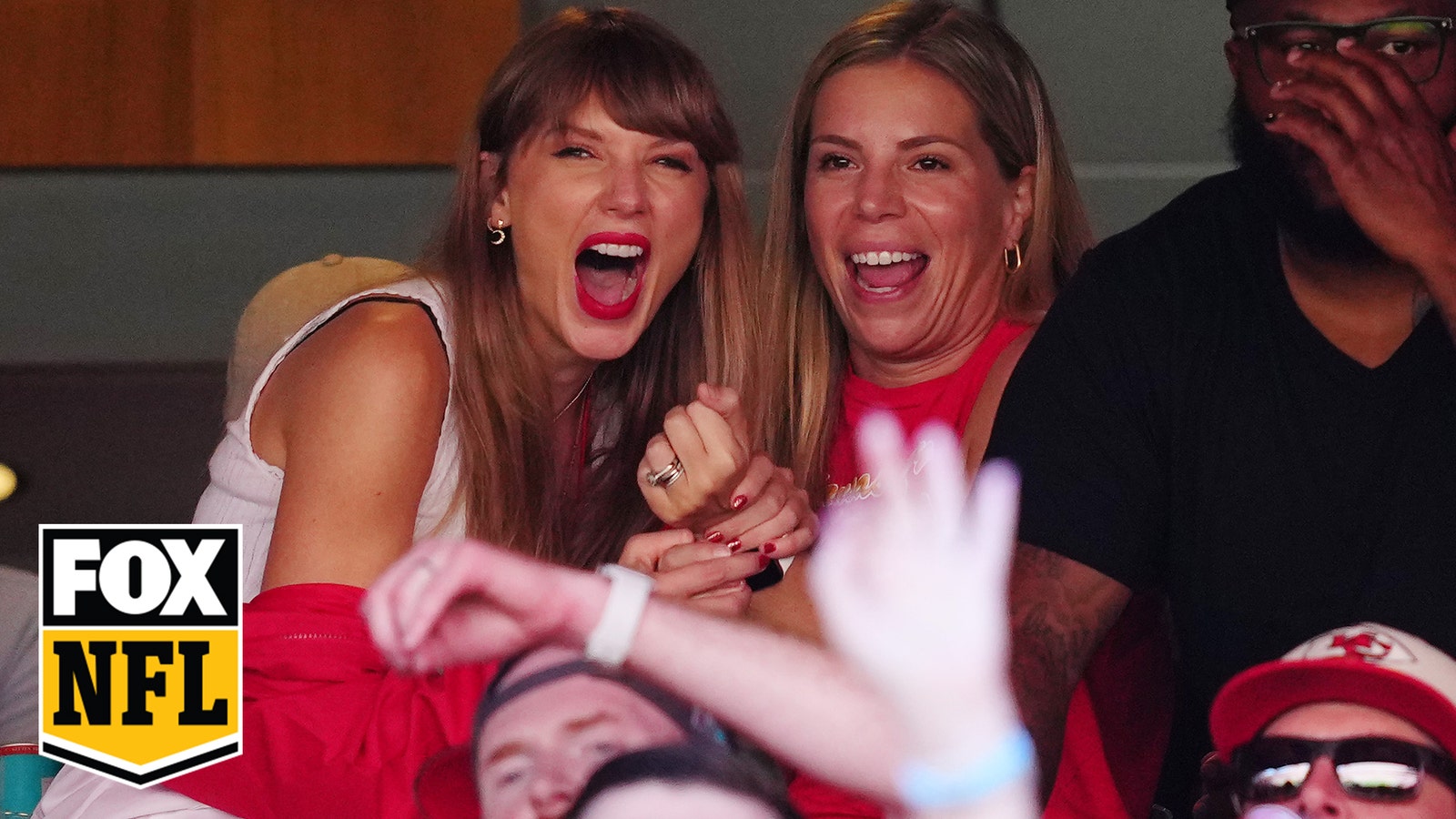 Taylor Swift comes out to watch Travis Kelce play against the Bears