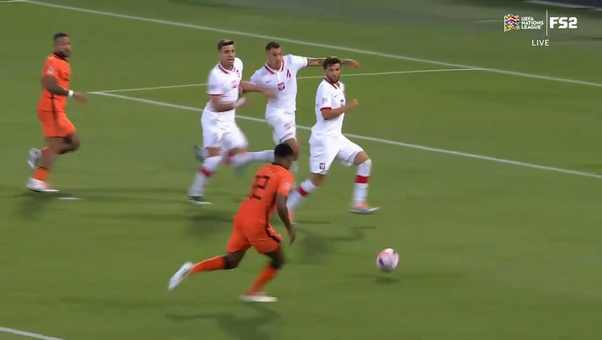 Netherlands score back-to-back goals to even the score against Poland, 2-2