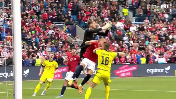 Viktor Gyökeres converts for Sweden just before time expires, 3-2