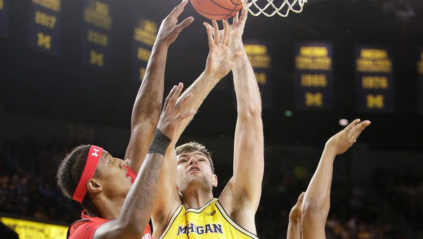 Michigan's Hunter Dickinson carries the Wolverines to an impressive 81-46 victory over Maryland