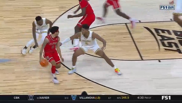 André Curbelo delivers perfect pass to O'Mar Stanley who hits the shot plus the foul to give St. John's a 40-39 lead at half