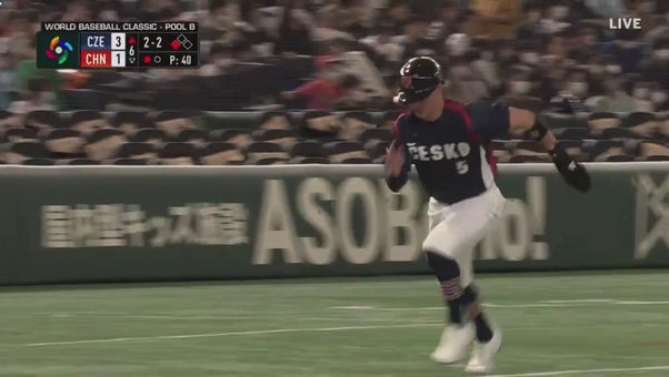 Filip Smola RBI single extends Czech Republic's lead over China, 4-1