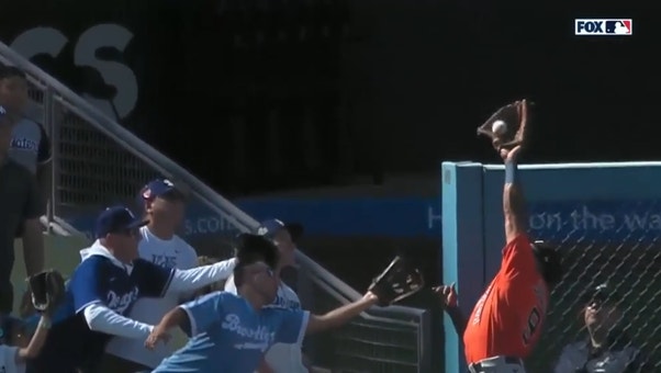 Astros' Corey Julks robs Mookie Betts of leadoff homer with a PHENOMENAL catch at the fence 