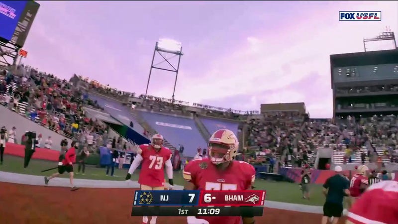 Alex McGough finds Osirus Mitchell on a 35-yard touchdown pass to bring Stallions to 7-7 tie with Generals