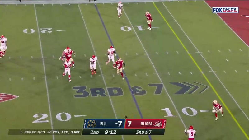 Luis Perez throws a BEAUTIFUL 13-yard scrambling TD pass vs. Stallions