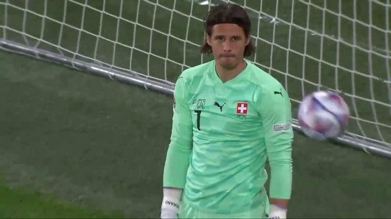 Jan Kochta posílá míč přes obránce do sítě a dává si vlastní gól a dává České republice 2:1