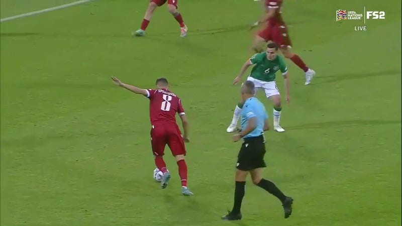 Edward Spartian ha segnato un gol assurdo portando l'Armenia in vantaggio per 1-0 sulla Repubblica d'Irlanda all'andata.