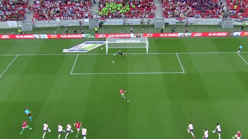 Dominic Sophosloi ha trasformato un calcio di rigore per l'1-0 per l'Ungheria