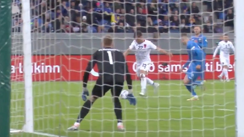 Albanie Tolant Sefiri nettoie devant le filet pour donner à l'Albanie une avance de 1-0.