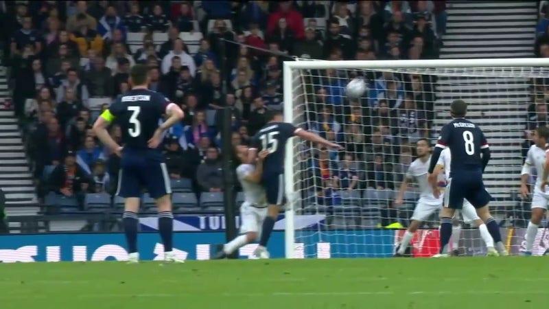 Szkocja awansowała 2:0 po kolejnym główce, tym razem od Scotta McKenny w 40. minucie