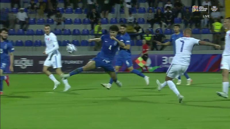 Des passes irréelles mènent au but de Vladimir Weiss pour la Slovaquie 1-0