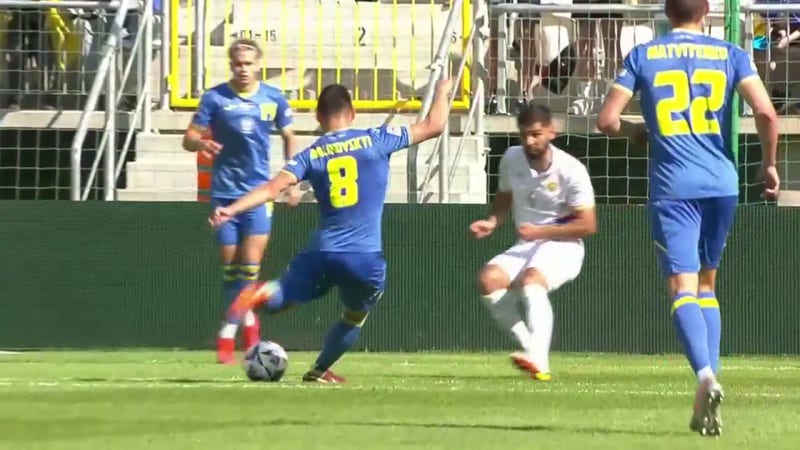 Oszałamiający strzał Rusłana Malinowskiego dał Ukrainie przewagę 1:0