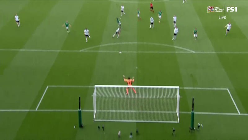 Michael Obafemi z Irlandii strzelił gola przez Deep 3-0.